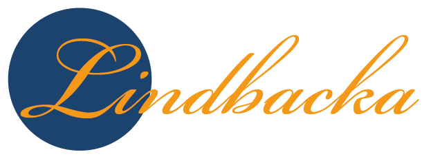 Logotype för Lindbacka bruk. En blå cikel med ett L i och texten Lindbacka.